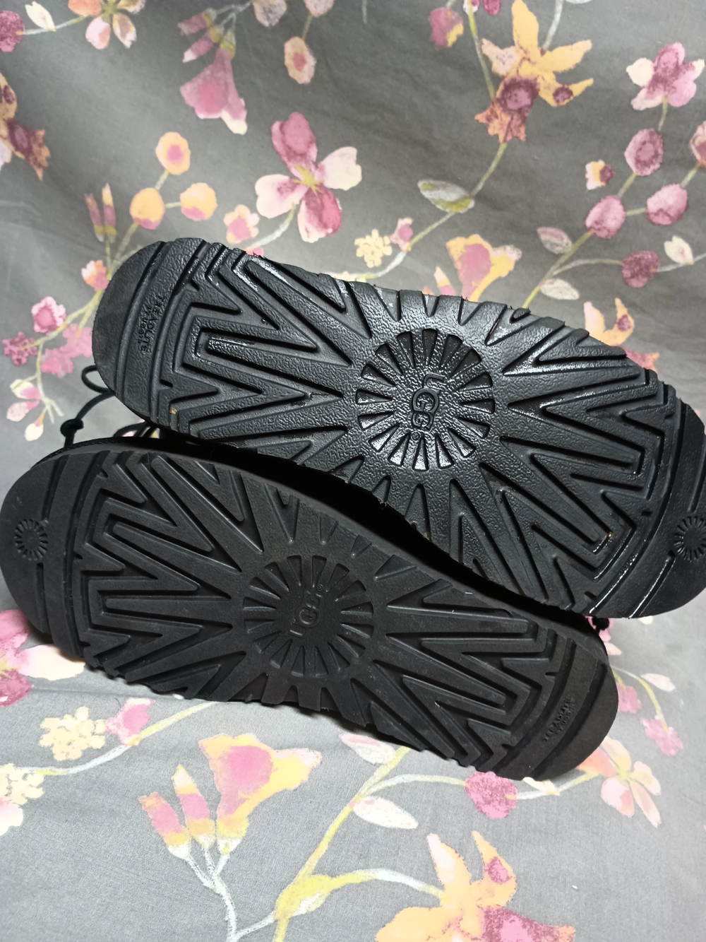 UGG Classic Patchwork Boots Black – Like New, Women's Size 8 - Picture 9 of 9